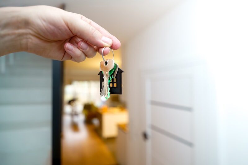 Remise des clés d'un logement à l'entrée — vente et location immobilière