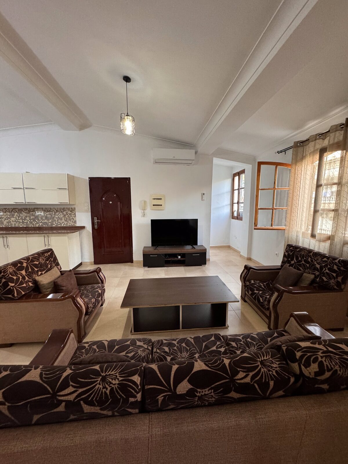 Séjour lumineux de l'appartement F3 El Achour
